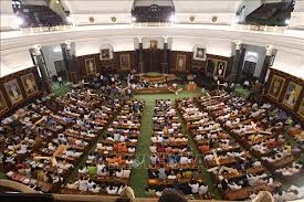 Mang bình gas xông vào khiến phiên họp của quốc hội Ấn Độ hoảng loạn 